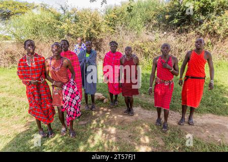 MASAI MARA, KENIA - 20. FEBRUAR 2020: Masai People führen ihren Jumping Dance in Kenia auf Stockfoto