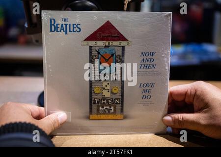 London, Großbritannien. 3. November 2023. „Now and Then“ eine Single der Beatles, geschrieben von John Lennon, wird in einem Plattenladen in Soho präsentiert. Das Lied, das am 2. November als Doppel-A-Side-Single veröffentlicht wurde, wurde mit AI erstellt, um den Gesang von John Lennon aus einer frühen Aufnahme zu extrahieren, und wird mit einer neuen Mischung aus der ersten Single der Band, Love Me Do, kombiniert. Der Titel „The Last Beatles Song“ wird auch in die erweiterte Neuausgabe der 1973 erschienenen Compilation 1967–1970 aufgenommen, die am 10. November 2023 veröffentlicht wird. Quelle: Stephen Chung / Alamy Live News Stockfoto