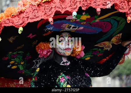 Mexiko-Stadt, Mexiko. November 2023. 1. November 2023, Mexico City, Mexiko: Eine Frau, die als Catrina verkleidet ist, wird während des Mega-Monumentalopfers des Todestages im Zocalo von Mexico City gesehen. Am 1. November 2023 in Mexiko-Stadt. (Foto: Carlos Tischler/Eyepix Group/SIPA USA) Credit: SIPA USA/Alamy Live News Stockfoto