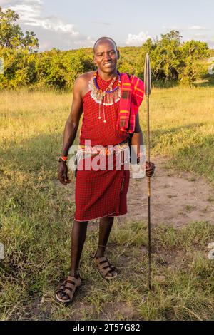 MASAI MARA, KENIA - 20. FEBRUAR 2020: Masai-Krieger mit seinem Speer, Kenia Stockfoto