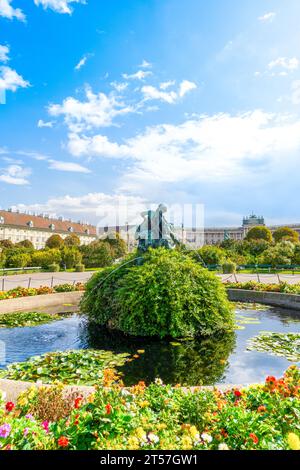 Herbstlandschaft des Volksgartens mit Blick auf einen alten Marmorbrunnen, Wien, Österreich Stockfoto