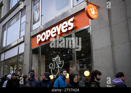 Prag, Tschechische Republik. November 2023. Eröffnung des ersten Restaurants der US-amerikanischen Kette Popeyes am Wenzelsplatz in Prag, Tschechische Republik, 3. November 2023. Quelle: VIT Simanek/CTK Photo/Alamy Live News Stockfoto