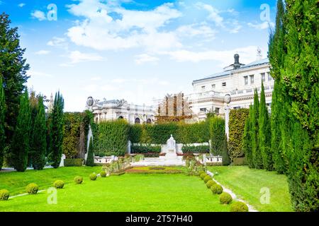 Herbstlandschaft des Volksgartens mit Blick auf das Denkmal der Kaiserin Elisabeth von Österreich Sisi Stockfoto