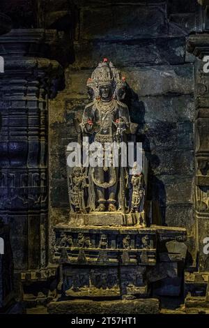 06 05 2015 Brahma Jinalaya Tempel. Staubige schwarze Statue von Lord Brahma auf Sockel an schwarzer Wand. Lakkundi; Karnataka; Indien Asien. Stockfoto