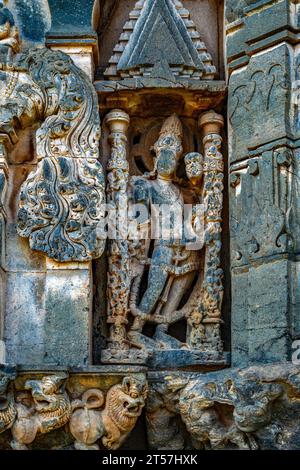 01 05 2015 Vintage Stone Carving Außenwand des Kasivisvesvara Shiva Tempels; Lakkundi; Gadag; Karnataka; Indien Asien. Stockfoto