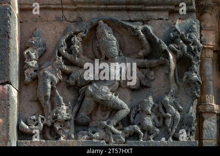 01 05 2015 Vintage Shiva als Gajantaka; Außenmauer des Kasivisvesvara Shiva Tempels; Lakkundi; Gadag; Karnataka; Indien Asien. Stockfoto