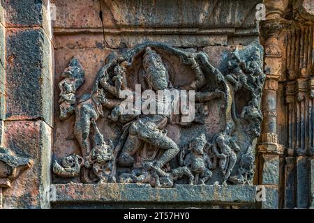 01 05 2015 Vintage Shiva als Gajantaka; Außenmauer des Kasivisvesvara Shiva Tempels; Lakkundi; Gadag; Karnataka; Indien Asien. Stockfoto