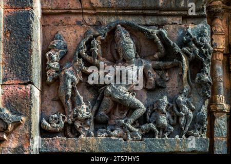 01 05 2015 Vintage Shiva als Gajantaka; Außenmauer des Kasivisvesvara Shiva Tempels; Lakkundi; Gadag; Karnataka; Indien Asien. Stockfoto