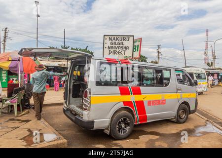 KISUMU, KENIA - 22. FEBRUAR 2020: Matatu (Minibus) an einem Stand in Kisumu, Kenia Stockfoto