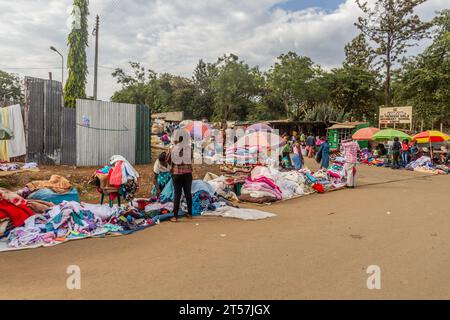 KISUMU, KENIA - 22. FEBRUAR 2020: Blick auf einen Straßenmarkt in Kisumu, Kenia Stockfoto