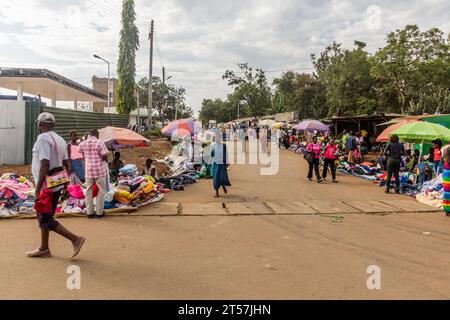 KISUMU, KENIA - 22. FEBRUAR 2020: Blick auf einen Straßenmarkt in Kisumu, Kenia Stockfoto