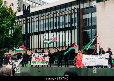 Die Demonstranten halten Schilder: "Stoppt Rafael Free Palestine" und "Nordost gegen Rassismus" beim waffenstillstandsmarsch in Gaza. Newcastle Upon Tyne. Stockfoto