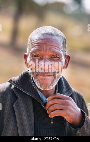 Porträt eines unrasierten alten afrikaners im Dorf, am späten Nachmittag Stockfoto