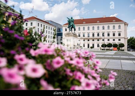 21. Juli 2023, Bayern, München: Der internationale Hauptsitz der Siemens AG am Wittelsbacher Platz. Die Reiterstatue von Kurfürst Maximilian I. ist im Vordergrund zu sehen. Foto: Matthias Balk/dpa Stockfoto