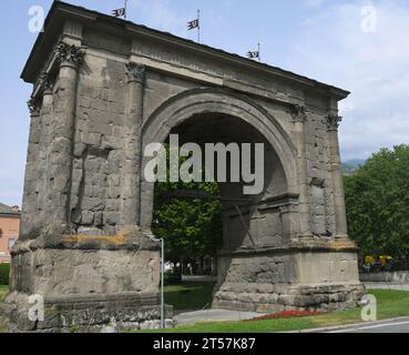 Der Augustusbogen ist ein Denkmal in der Stadt Aosta, das 25 v. Chr. erbaut wurde. Anlässlich des Sieges der Römer über die Salassi Stockfoto