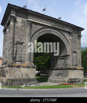 Der Augustusbogen ist ein Denkmal in der Stadt Aosta, das 25 v. Chr. erbaut wurde. Anlässlich des Sieges der Römer über die Salassi Stockfoto