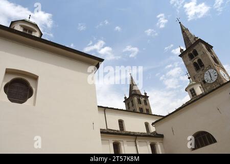 Die Kathedrale von Santa Maria Assunta ist der wichtigste Ort des Gottesdienstes mit der Stiftskirche Sant'Orso, einem Symbol für sakrale Kunst im Aostatal Stockfoto