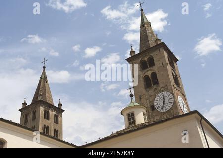 Die Kathedrale von Santa Maria Assunta ist der wichtigste Ort des Gottesdienstes mit der Stiftskirche Sant'Orso, einem Symbol für sakrale Kunst im Aostatal Stockfoto