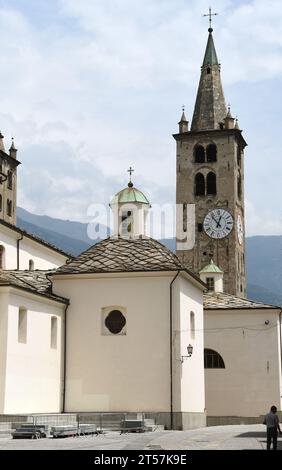 Die Kathedrale von Santa Maria Assunta ist der wichtigste Ort des Gottesdienstes mit der Stiftskirche Sant'Orso, einem Symbol für sakrale Kunst im Aostatal Stockfoto