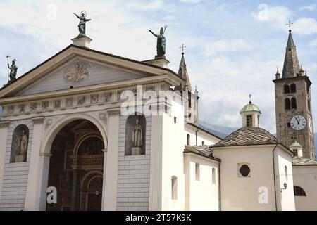 Die Kathedrale von Santa Maria Assunta ist der wichtigste Ort des Gottesdienstes mit der Stiftskirche Sant'Orso, einem Symbol für sakrale Kunst im Aostatal Stockfoto