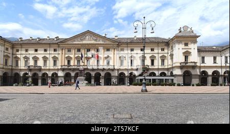 Piazza Emile Chanoux ist der Hauptplatz von Aosta und Sitz des Rathauses. Die Via Porta Prætoria und Viale Conseil des Commis beginnen von ihr. Stockfoto