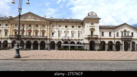Piazza Emile Chanoux ist der Hauptplatz von Aosta und Sitz des Rathauses. Die Via Porta Prætoria und Viale Conseil des Commis beginnen von ihr. Stockfoto