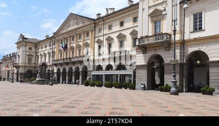 Piazza Emile Chanoux ist der Hauptplatz von Aosta und Sitz des Rathauses. Die Via Porta Prætoria und Viale Conseil des Commis beginnen von ihr. Stockfoto