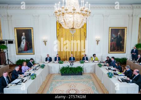 Washington, Usa. November 2023. US-Präsident Joe Biden hält auf dem Eröffnungsgipfel der amerikanischen Partnerschaft für wirtschaftlichen Wohlstand im östlichen Saal des Weißen Hauses in Washington, DC, USA, am 3. November 2023 eine Rede. Ziel des Gipfels ist es, den beiderseitigen Nutzen der Länder der westlichen Hemisphäre in den Bereichen Handel, verarbeitendes Gewerbe, Einwanderung und andere Sektoren zu vertiefen. Quelle: Abaca Press/Alamy Live News Stockfoto