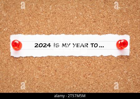 Motivational New Year 2024 Resolutions List Konzept mit Schlagzeile 2024 ist mein Jahr, um auf ein Blatt Papier zu schreiben. Stockfoto