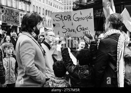 Eine Menge von Demonstranten marschiert für den Waffenstillstand in Gaza und schwenkt palästinensische Flaggen und handgemachte Protestzeichen. Grays Monument. Newcastle Upon Tyne 28. Oktober 2023 Stockfoto