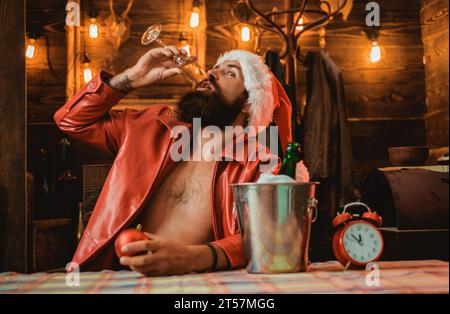 Silvester trinken. Santa Drink Champagner. Silvester-Champagner. Jungs, heute trinken wir besser. Du brauchst einen anständigen Drink an Silvester. Stockfoto