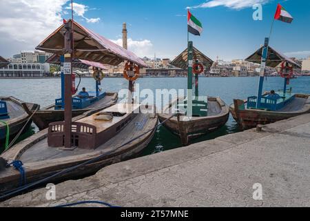 Boote standen auf der Suche nach Passagieren über den Creek in Old Dubai Stockfoto