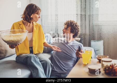 Der Mann und die Frau sitzen am Sofa und streiten. Beziehung Probleme. Stockfoto