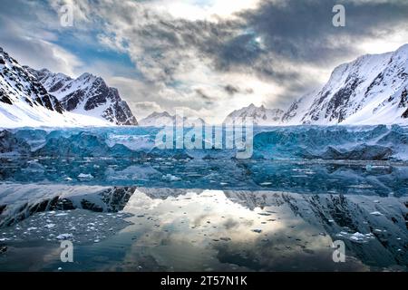 Spiegelspiegelung des blauen Gletschereises, der Berge und Wolken des Kongsvegen-Gletschers im Kongsfjorden-Fjord, Svalbard und Archipel zwischen Mainla Stockfoto