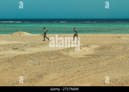 Arabische Soldaten rennen durch die Wüste Stockfoto