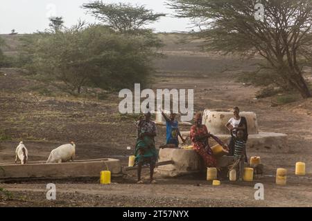 KARGI, KENIA - 11. FEBRUAR 2020: Frauen in Kargi im Norden Kenias Stockfoto