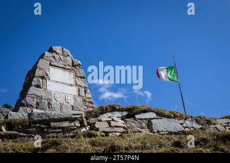 Steinbau, der die Grenze zwischen Italien und der Schweiz am Spluga-Pass markiert Stockfoto