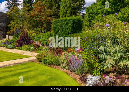 Die farbenfrohen Bänder und Hecken im Parterre in Kilver Court Gardens, Shepton Mallet, Somerset, England, Großbritannien Stockfoto
