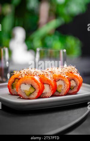 Klassisches Philadelphia Sushi-Brötchen mit Lachs und Frischkäse. Japanisches Gericht mit frischem Lachs und Reis. Hochwertige Fotos Stockfoto