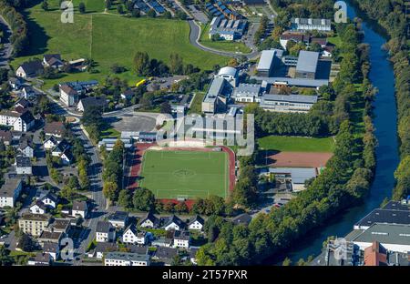 Luftbild, Lennestadion des TuS Plettenberg, Fußballplatz und Leichtathletikstadion, städtisches Albert-Schweitzer Gymnasium und Gechwister-Scholl-Realschule, Holthausen, Plettenberg, Sauerland, Nordrhein-Westfalen, Deutschland ACHTUNGxMINDESTHONORARx60xEURO *** Luftaufnahme, Lennestadion von TuS Plettenberg, Fußball- und Leichtathletikstadion, kommunales Albert Schweitzer Gymnasium und Gechwister Scholl Realschule, Holthausen, Plettenberg, Sauerland, Nordrhein-Westfalen, Deutschland ACHTUNGxMINDESTHONORARx60xEURO Credit: Imago/Alamy Live News Stockfoto