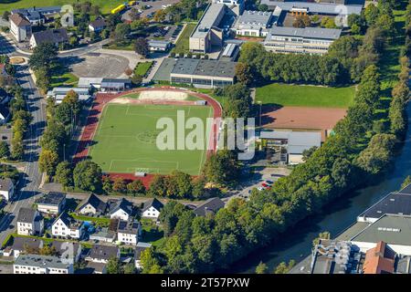 Luftbild, Lennestadion des TuS Plettenberg, Fußballplatz und Leichtathletikstadion, städtisches Albert-Schweitzer Gymnasium, Holthausen, Plettenberg, Sauerland, Nordrhein-Westfalen, Deutschland ACHTUNGxMINDESTHONORARx60xEURO *** Luftaufnahme, Lennestadion von TuS Plettenberg, Fußball- und Leichtathletikstadion, kommunales Albert Schweitzer Gymnasium, Holthausen, Plettenberg, Sauerland, Nordrhein-Westfalen, Deutschland ACHTUNGxMINDESTHONORARx60xEURO Credit: Imago/Alamy Live News Stockfoto