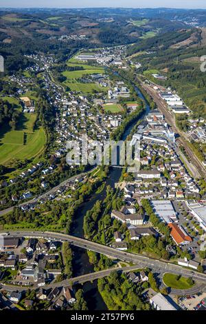 Luftbild, Fluss Lenne und Lenne Brücke der Landesstraße L697 und Brücke Bahnhofstraße, Blick nach Eiringhausen zum Lennestadion des TuS Plettenberg Fußballplatz und Leichtathletikstadion, städtisches Albert-Schweitzer Gymnasium und Gechwister-Scholl-Realschule, Brockhaus Stahl GmbH und Brockhaus Lennetal GmbH, Rangiergleise, Waldgebiet mit Waldschäden, Plettenberg, Sauerland, Sauerland, Nordrhein-Westfalen, Deutschland ACHTUNGxMINDESTHONORARx60xEURO *** Luftansicht, Lenne-Brücke der Staatsstraße L697 und Bahnhofstraße, Blick nach Eiringhausen zum Lennestadion des TuS Plettenber Stockfoto