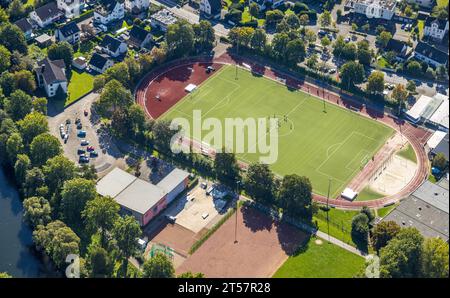 Luftbild, Lennestadion des TuS Plettenberg, Fußballplatz und Leichtathletikstadion, Holthausen, Plettenberg, Sauerland, Nordrhein-Westfalen, Deutschland ACHTUNGxMINDESTHONORARx60xEURO *** Luftaufnahme, Lennestadion von TuS Plettenberg, Fußball- und Leichtathletikstadion, Holthausen, Plettenberg, Sauerland, Nordrhein-Westfalen, Deutschland ATTENTIONxMINDESTHONORARx60xEURO Credit: Imago/Alamy Live News Stockfoto