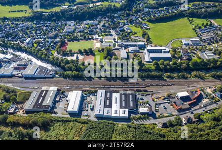 Luftbild, Lennestadion des TuS Plettenberg, Fußballplatz und Leichtathletikstadion, städtisches Albert-Schweitzer Gymnasium und Gechwister-Scholl-Realschule, Brockhaus Stahl GmbH und Brockhaus Lennetal GmbH, Rangiergleise, Holthausen, Plettenberg, Sauerland, Nordrhein-Westfalen, Deutschland ACHTUNGxMINDESTHONORARx60xEURO *** Luftaufnahme, Lennestadion von TuS Plettenberg, Fußball- und Leichtathletikstadion, kommunales Albert Schweitzer Gymnasium und Gechwister Scholl Realschule, Brockhaus Stahl GmbH und Brockhaus Lennetal GmbH, Rangierbahnen, Holthausen, Plettenberg, Sauerland, Nordrhein-West Stockfoto