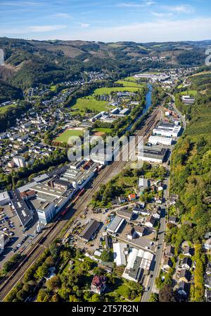 Luftbild, Lennestadion des TuS Plettenberg, Fußballplatz und Leichtathletikstadion, städtisches Albert-Schweitzer Gymnasium und Gechwister-Scholl-Realschule, Gewerbegebiet mit Brockhaus Stahl GmbH und Brockhaus Lennetal GmbH, Rangiergleise, Waldgebiet mit Waldschäden, Holthausen, Plettenberg, Sauerland, Nordrhein-Westfalen, Deutschland ACHTUNGxMINDESTHONORARx60xEURO *** Luftaufnahme, Lennestadion von TuS Plettenberg, Fußball- und Leichtathletikstadion, kommunales Albert Schweitzer Gymnasium und Gechwister Scholl Realschule, Industriegebiet mit Brockhaus Stahl GmbH und Brockhaus Lennetal GmbH, sh Stockfoto