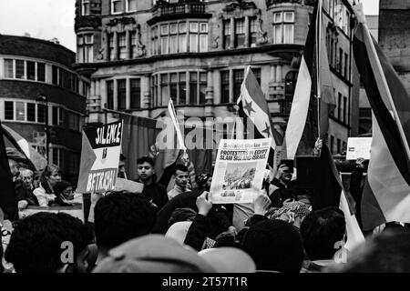 Protester hält eine Zeitung auf, in der es heißt: "Protesters in Egypt Slam SISI and Isreal". Newcastle upon Tyne, England, Großbritannien - 28. Oktober 2023 Stockfoto