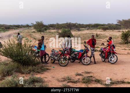 SOUTH HORR, KENIA - 11. FEBRUAR 2020: Moto-Taxifahrer warten in einer Wüste nahe South Horr im Norden Kenias Stockfoto