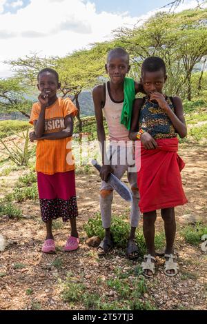 SOUTH HORR, KENIA - 12. FEBRUAR 2020: Kinder des Samburu-Stammes in der Nähe des Dorfes South Horr, Kenia Stockfoto