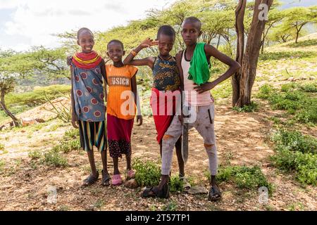 SOUTH HORR, KENIA - 12. FEBRUAR 2020: Kinder des Samburu-Stammes in der Nähe des Dorfes South Horr, Kenia Stockfoto