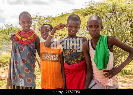 SOUTH HORR, KENIA - 12. FEBRUAR 2020: Kinder des Samburu-Stammes in der Nähe des Dorfes South Horr, Kenia Stockfoto